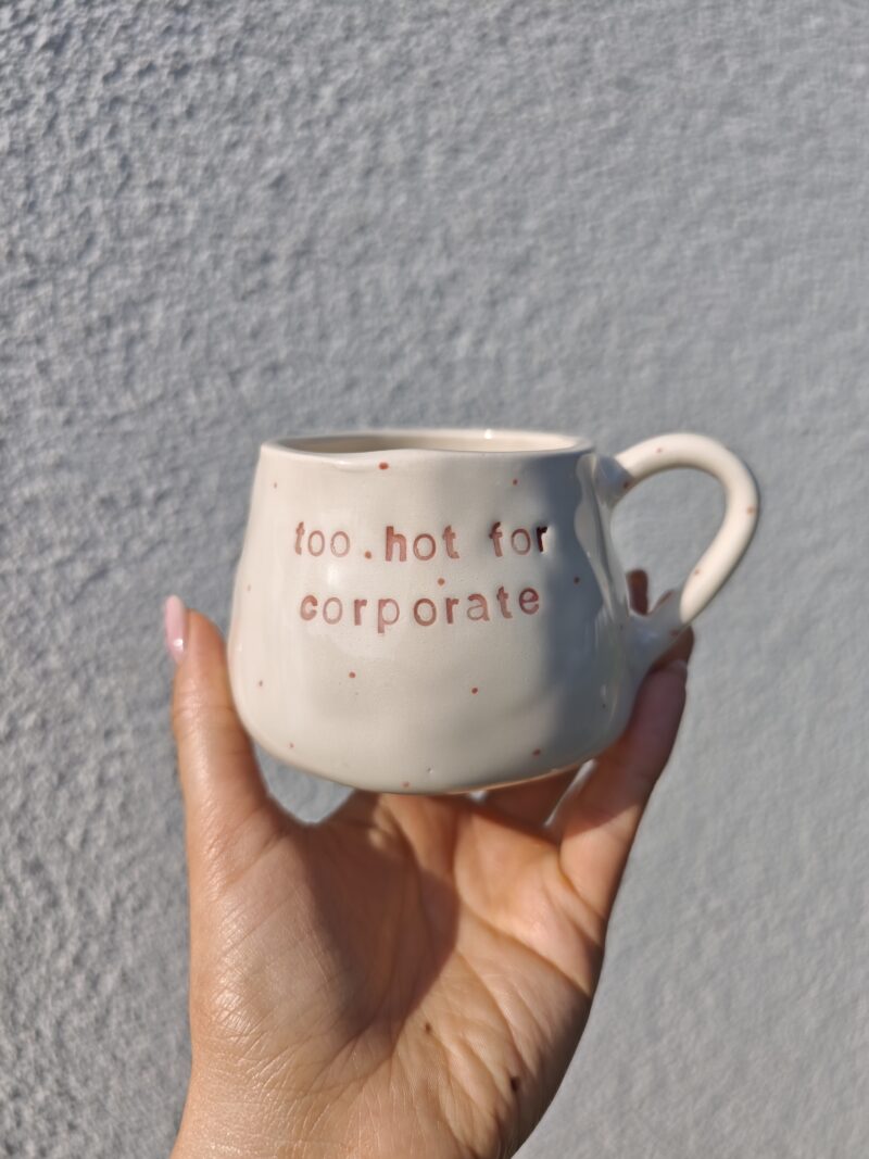Egy darabos termékek 'Too hot for corporate' bögre 2,5dl